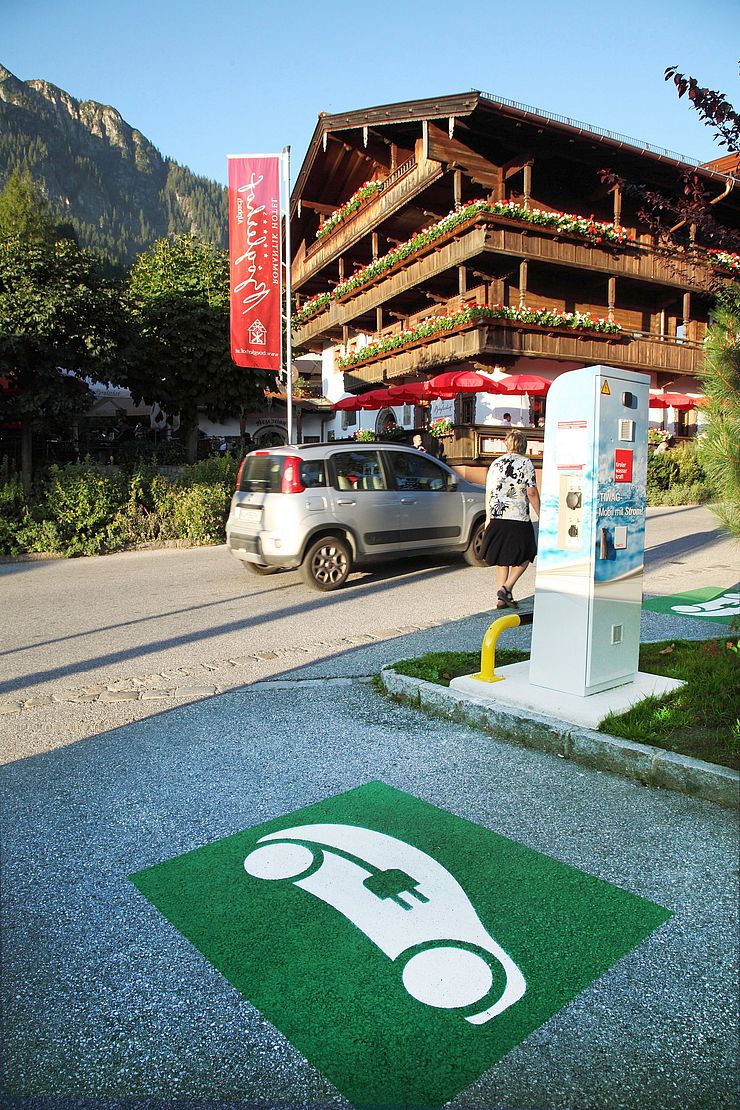 Elektroautos und E-Ladestellen werden durch verschiedene Maßnahmen der Tiroler Landesregierung unterstützt. 