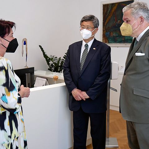 Gruppenbild mit Landtagspräsidentin Sonja Ledl-Rossmann, Botschafter Shin Chae-hyun und Honoarkonsul Richard Hauser