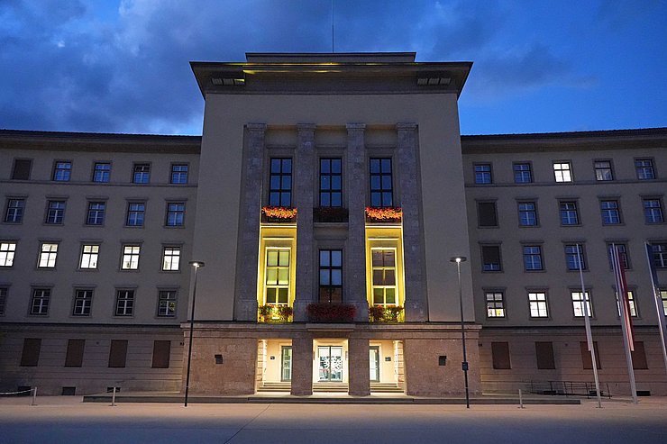 © Land Tirol/Dorfmann Landhaus Frontalansicht näher - gelb beleuchtet