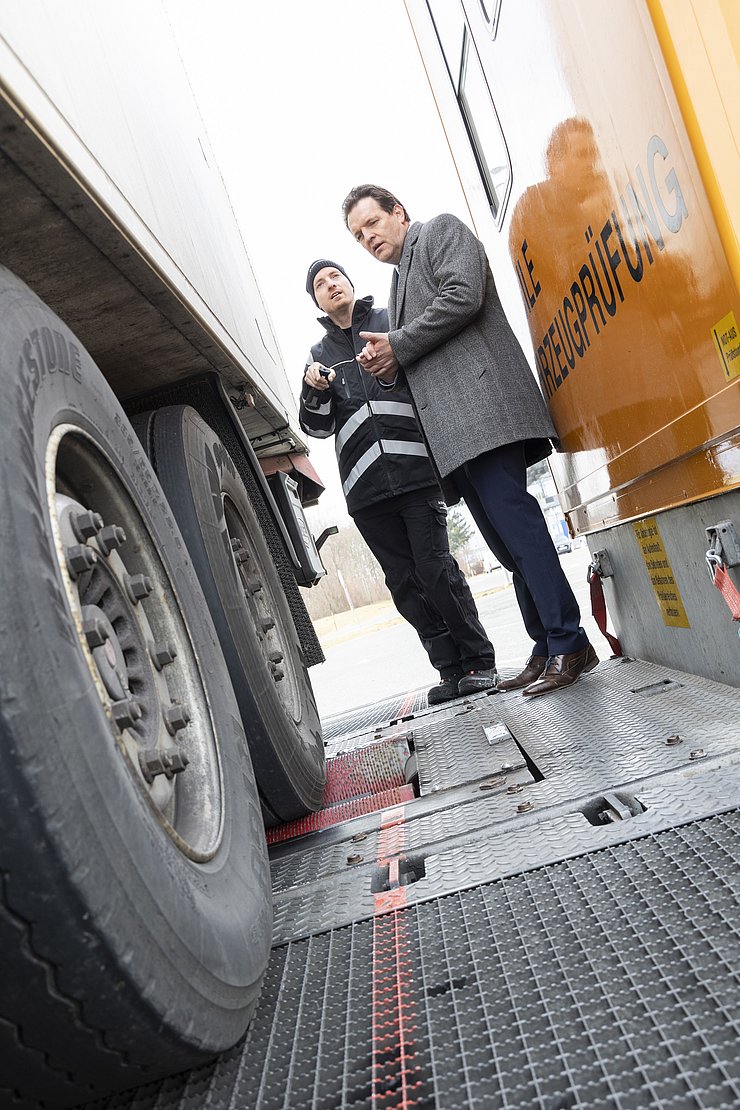 Lkw Reifen, im Hintergrund Mitarbeiter der Asfinag und LR Zumtobel