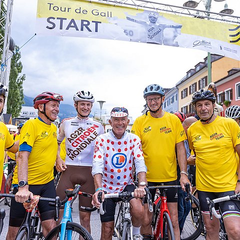 (v.li.) Ex-Radrennfahrer Thomas Rohregger, Ex-Radrennfahrer Helmut Wechselberger, aktueller Tour de France-Etappensieger Felix Gall, Ex-Radfahrer Wolfgang Steinmayr, LH Anton Mattle und TVB-Obmann Franz Theurl.