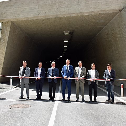 Gruppenfoto beim Durchschneiden des Bandes