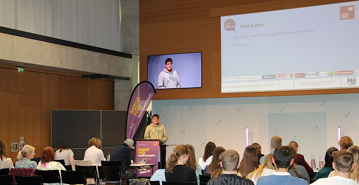 Jugendlicher spricht vor Publikum