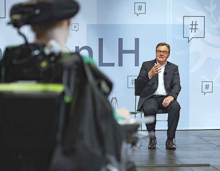 LH Günther Platter beantwortet eine Frage