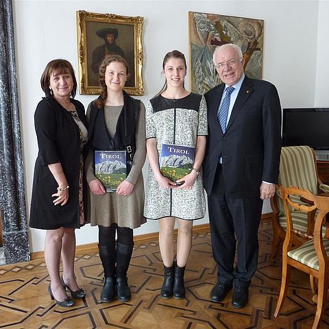 Bildungslandesrätin Palfrader und LTP van Staa mit den beiden Studentinnen aus Tbilisi