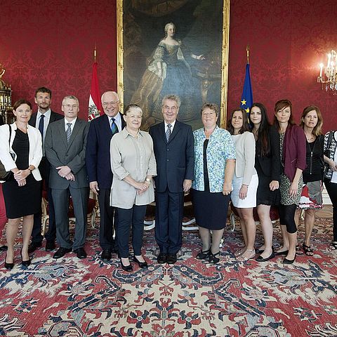 Die Tiroler Landtagsdirektion verband den Besuch in der Hofburg mit der Überbringung von herzlichen Glückwünschen zum 10-jährigen Amtsjubiläum von Bundespräsident Heinz Fischer.