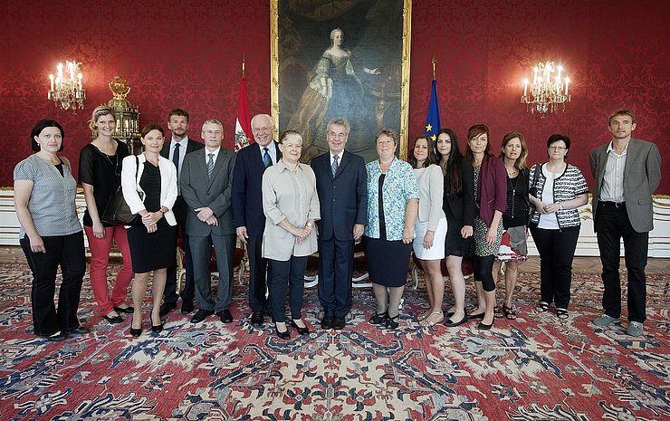 Die Tiroler Landtagsdirektion verband den Besuch in der Hofburg mit der Überbringung von herzlichen Glückwünschen zum 10-jährigen Amtsjubiläum von Bundespräsident Heinz Fischer.