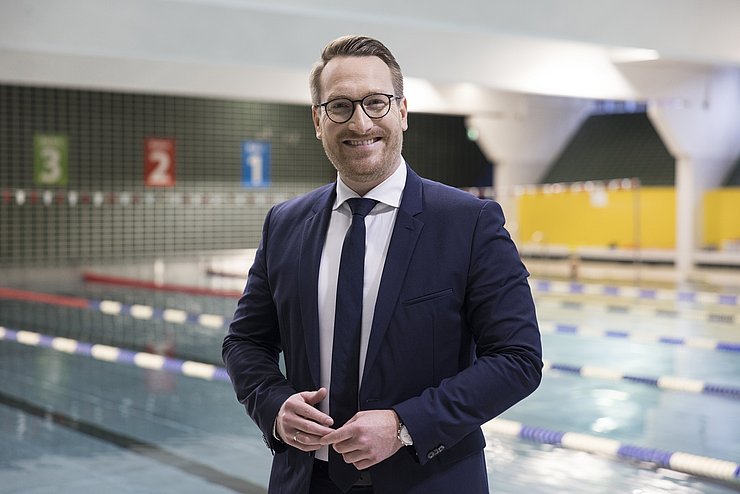 Mann im Schwimmbad