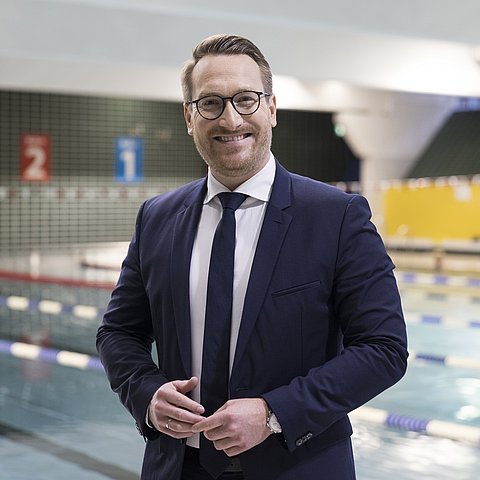 Mann im Schwimmbad