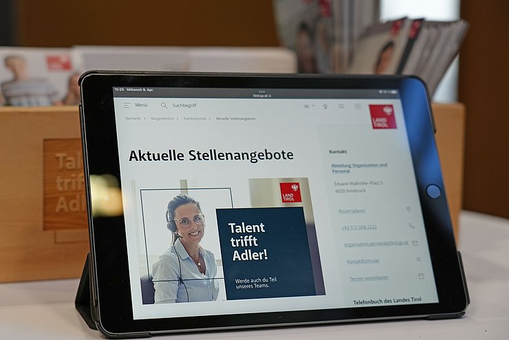 © Land Tirol/Reiter Ein Tablet ist zu sehen.