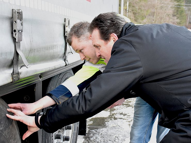 Zumtobel und Techniker bei Lkw