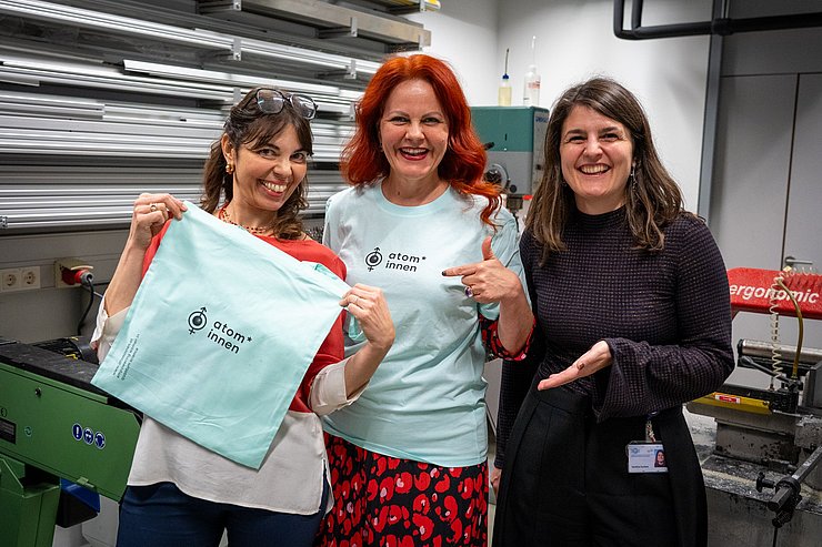 Ferlaino, Hagele und Irschara tragen Merch von "Atom*innen".