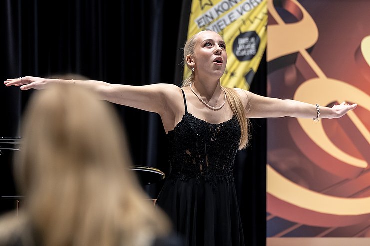 Eine junge Frau singt.