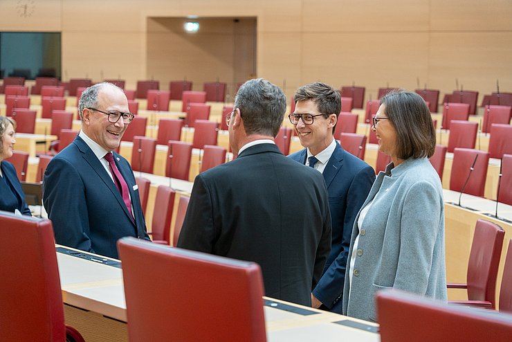 © Tiroler Landtag/Oswald Die PräsidentInnen gemeinsam mit dem Landtagsdirektor im Sitzungssaal des Bayerischen Landtags.