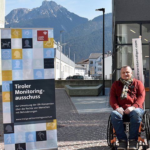 Bernhard Gruber neben Rollup des Monitoringausschusses