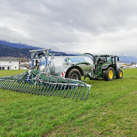 Gerade im Nahbereich von Wohngebieten bringt die bodennahe Gülleausbringung Vorteile aufgrund verminderter Geruchsemissionen.