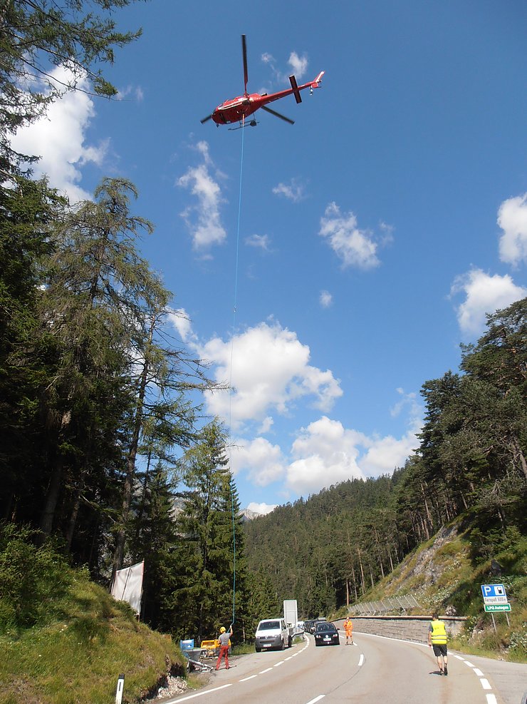 © Land Tirol/Walch Werner Materialtransport per Hubschrauber
