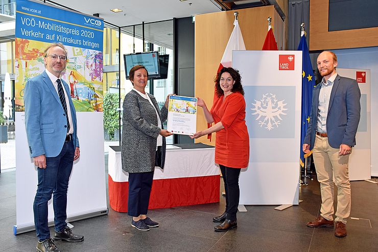 Insgesamt 500 SchülerInnen nahmen am Projekt "Imst bewegt: Schulweg = Fußweg" teil, Martina Frischmann nahm die Auszeichnung für "Imst bewegt" entgegen. 