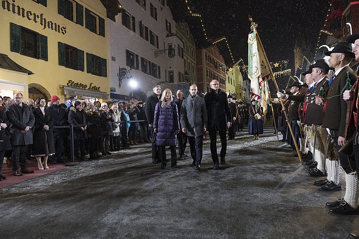 Abschreiten der Front beim Landesüblichen Empfang mit LH Anton Mattle, Staatssekretär Florian Tursky, Roswitha Stadlober, Bgm Klaus Winkler und Michael Huber. 