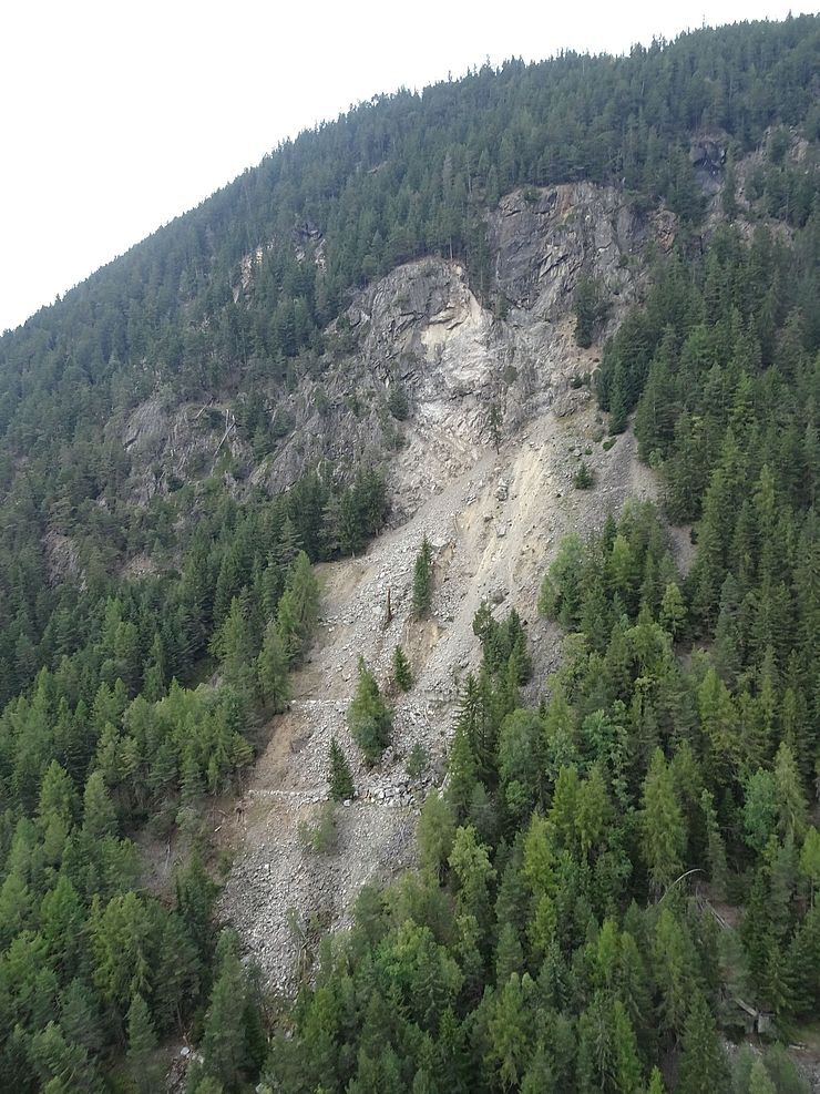 Dieser steile Wald- und Felshang oberhalb der Kühtaistraße musste beräumt und gesichert werden.
