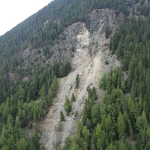 Dieser steile Wald- und Felshang oberhalb der Kühtaistraße musste beräumt und gesichert werden.