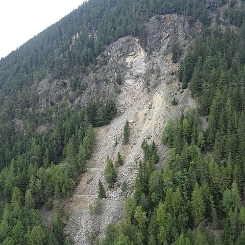 Dieser steile Wald- und Felshang oberhalb der Kühtaistraße musste beräumt und gesichert werden.