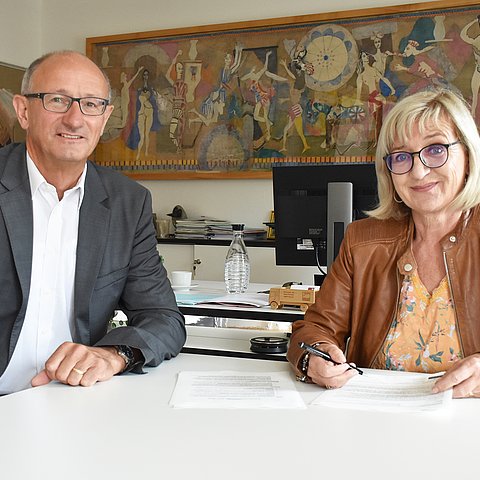 Landesrat Anton Mattle und Landesrätin Beate Palfrader sitzen gemeinsam an einem Tisch