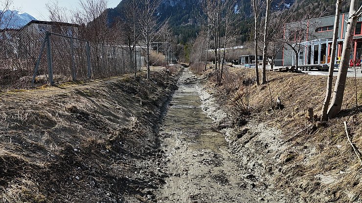 Blick auf das geräumte Bachbett (Anmerkung: Der Mühlbach führt in diesem Abschnitt nur Wasser bei starken Regen !!!)