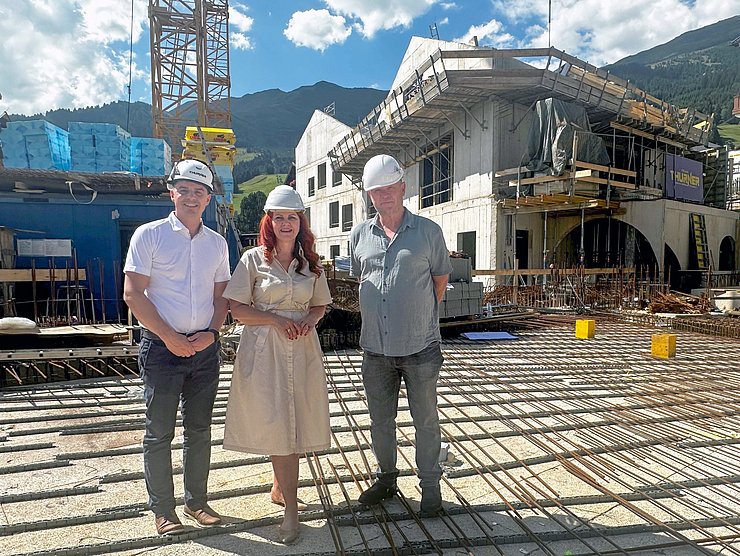 Landesrätin Cornelia Hagele besuchte gemeinsam mit Bürgermeister Simon Schwendinger (l.) und seinem Stellvertreter Franz Geiger (r.) den Bau des neuen Bildungszentrums in Fiss.