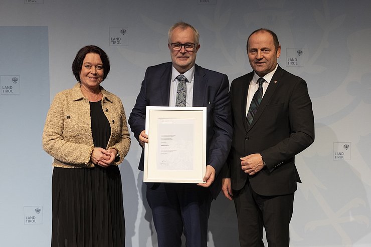 LTPin Ledl-Rossmann und LHStv Josef Geisler mit dem Ausgezeichneten Josef Schernthaner (Arzt für Allgemeinmedizin in Wörgl).