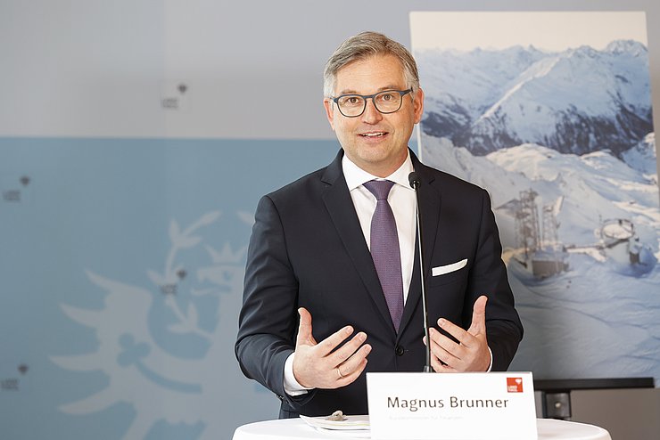 Bild von BM Magnus Brunner bei der Pressekonferenz.