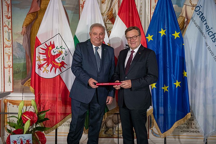 LH Günther Platter bekam auf Schloss Ambras in Innsbruck das „Staffelholz“ von Steiermarks Landeshauptmann Hermann Schützenhöfer.