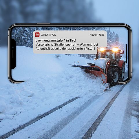 Die Land Tirol App weist auf die Lawinenwarnstufe ...