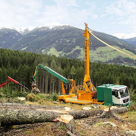 Für den Holztransport aus extremen Waldlagen ist die Seilkrantechnik aus Tirol unverzichtbar. 
