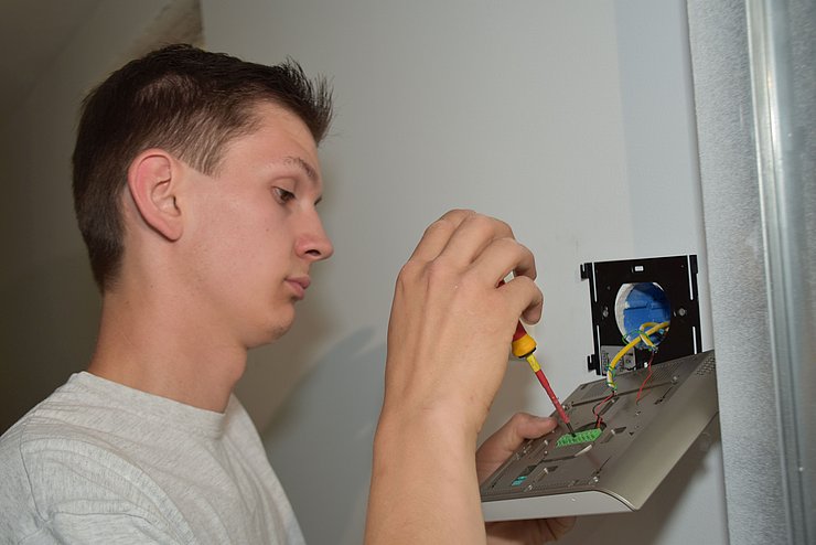 Juni: Christoph Brunner (Schwendt)  Elektrotechniker (Elektro- und Gebäudetechnik, Gebäudeleittechnik) bei der Firma Johann Knoll in Kössen. Christoph ist Mitglied der Freiwilligen Feuerwehr Schwendt sowie der Schützengilde Kössen und Kassier-Stellvertreter der Landjugend Schwendt.