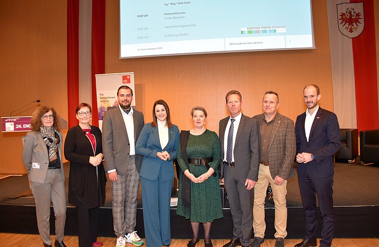 V. li. bei der Seniorenenquete Ines Bürgler (Vorständin Abt. Gesellschaft und Arbeit Land Tirol), Edith Simöl (Leiterin Servicestelle digitale SeniorInnen, Österreichisches Institut für angewandte Telekommunikation), Christopher Bindra (Leiter InfoEck der Generationen), Senioren- und Sicherheitslandesrätin Astrid Mair, Pia Krismer (Moderatorin), Hans-Peter Seewald (Chefinspektor und Leiter Abteilung Kriminalprävention Landespolizeidirektion Tirol, Landeskriminalamt Tirol), Wolfgang Kirchmair (Obmann Computeria "Mensana - Netzwerk Computerias) und Staatssekretär Florian Tursky.   