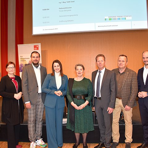 V. li. bei der Seniorenenquete Ines Bürgler (Vorständin Abt. Gesellschaft und Arbeit Land Tirol), Edith Simöl (Leiterin Servicestelle digitale SeniorInnen, Österreichisches Institut für angewandte Telekommunikation), Christopher Bindra (Leiter InfoEck der Generationen), Senioren- und Sicherheitslandesrätin Astrid Mair, Pia Krismer (Moderatorin), Hans-Peter Seewald (Chefinspektor und Leiter Abteilung Kriminalprävention Landespolizeidirektion Tirol, Landeskriminalamt Tirol), Wolfgang Kirchmair (Obmann Computeria "Mensana - Netzwerk Computerias) und Staatssekretär Florian Tursky.   