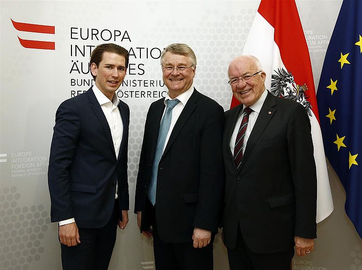 v.l. Außenminister Sebastian Kurz, AdR-Präsident Markku Markkula, AdR-Vizepräsident Herwig van Staa