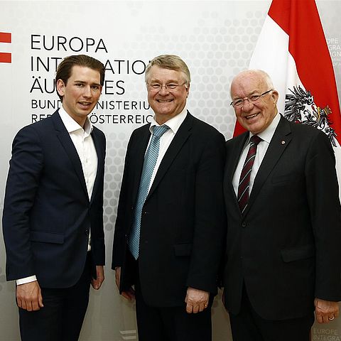 v.l. Außenminister Sebastian Kurz, AdR-Präsident Markku Markkula, AdR-Vizepräsident Herwig van Staa