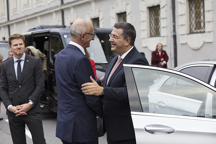 Herzliches Zusammentreffen: LH Anton Mattle begrüßte EU-Kommissar Apostolos Tzitzikostas bei seiner Ankunft vor der Innsbrucker Hofburg. 
