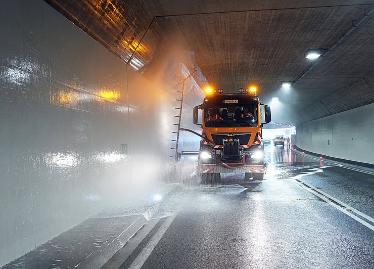 Reinigungsfahrzeug in Tunnel putzt Seitenwände