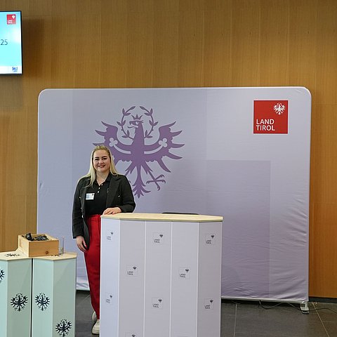 Ein Frau steht für eine Auskunft bereit.