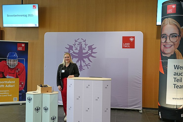 © Land Tirol/Reiter Ein Frau steht für eine Auskunft bereit.