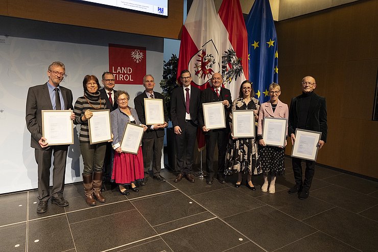 Stefan Kastner, Präsident der Ärztekammer Tirol (5. v. r.), und Kammeramtsdirektor Günter Atzl (3. v. l.) gratulierten den heute ausgezeichneten MedizinerInnen. 