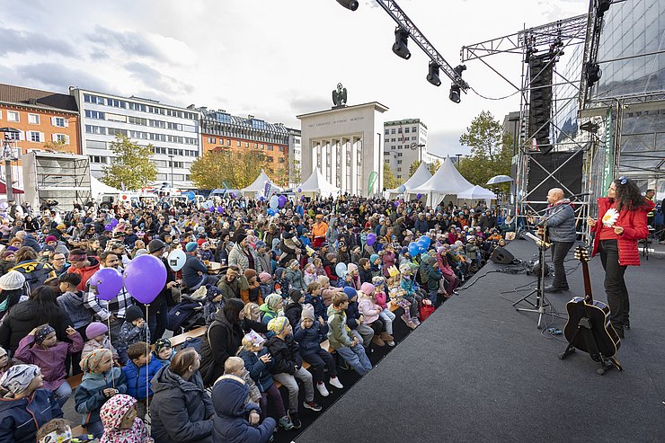 © Land Tirol/Die Fotografen Dicht gefüllter Landhausplatz.