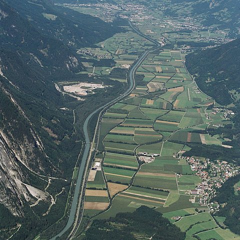 Die Drau in einem "Kanal" zwischen Lienz und Nikolsdorf.