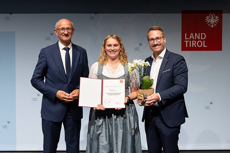 Verleihung Tiroler Sportehrennadel in Gold mit Brillant, v.l.n.r. LH Anton Mattle, Selina Adler, 1. LHStv. Philip Wohlgemuth