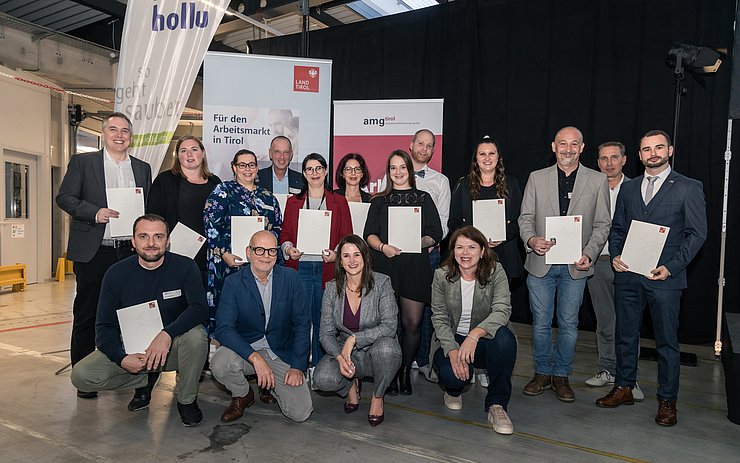 Die diplomierten LehrlingsausbilderInnen gemeinsam mit LRin Astrid Mair (3. v. l.), Peter Schumacher (Leiter Jugendabteilung Arbeiterkammer Tirol; 2. v. l.), Sonja Föger-Kalchschmied (Landesvorsitzende Österreichischer Gewerkschaftsbund Tirol; 4. v. l.) und Franz Jirka (Obmann Sparte Gewerbe und Handwerk Wirtschaftskammer Tirol; 2. Reihe, 2. v. r.).