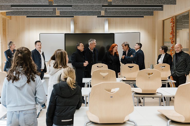 Personen sehen sich Klassenzimmer an