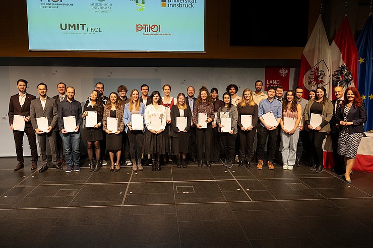 © Land Tirol/Sedlak Gruppenfoto mit Nachwuchsforschern der Universität Innsbruck.